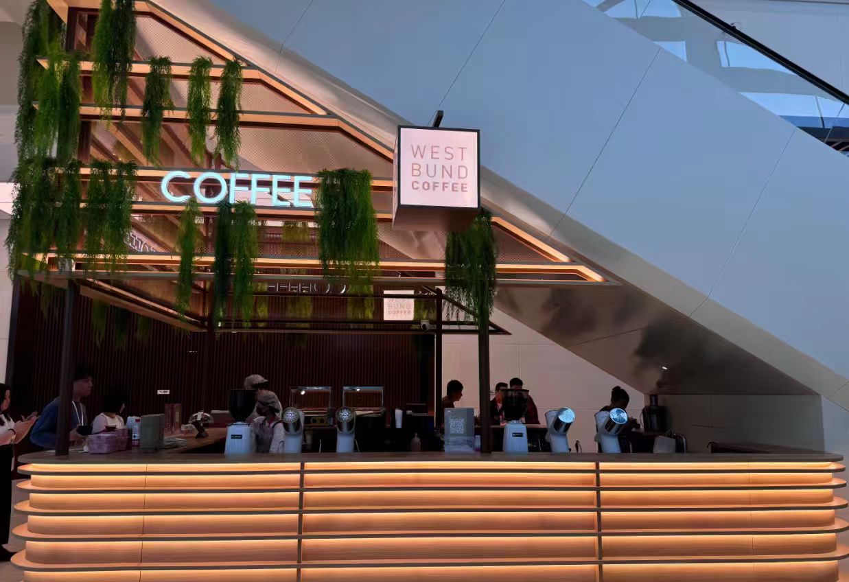 你是不是,为了最初的梦想,开了一家咖啡店?但怎样“持续经营”才是关键所在!咖啡店的类型会有很多种,而咖啡店的就是随着咖啡市场中的发展顺势而生的.就是因为有消费者的需求,所以就有了咖啡店的存在,久而久之,咖啡店也会是成为消费者热衷消费的地方.