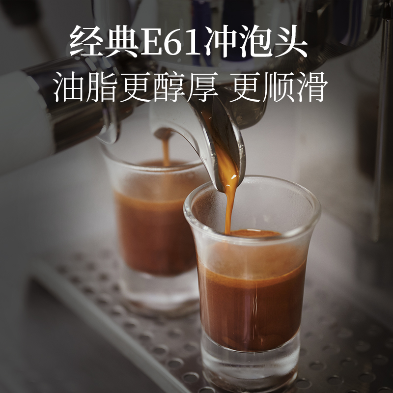 ①　創(chuàng)新的外觀設(shè)計、E61沖泡頭
②　外觀采用航空鋁材料噴涂工藝及結(jié)合暗金不銹鋼設(shè)計，配炫
酷LED燈光鏡面效果
③　內(nèi)置商用級旋轉(zhuǎn)式葉片泵，提供持續(xù)恒定基取水壓
④　專業(yè)微電腦控制水位監(jiān)測系統(tǒng)，高溫監(jiān)測系統(tǒng)，有效防止加
熱系統(tǒng)干燒
⑤　采用高精度雙壓力表，獨立顯示水壓和氣壓
⑥　外置熱水口，為臨時性少量熱水需求，提供便捷的方案
⑦　咖啡萃取照明射燈，貼心設(shè)計，讓咖啡師萃取的時候更直觀
看到Espresso表面色澤
⑧　簡約直觀的萃取計時功能設(shè)計，為萃取每一杯醇厚的咖啡
定格時間參考
⑨　一鍵開機(jī)，自動補(bǔ)水、自動加熱功能，快速智能化啟動
⑩　傳承以往預(yù)浸泡功能，為每一杯咖啡的香濃醇厚提供保障
?　整機(jī)附帶電子高溫、機(jī)械高溫、機(jī)械高壓等多重安全防護(hù)功能
?　雙蒸汽管，撥桿式蒸汽閥配置，全方位多向蒸汽噴嘴，以快
速便捷的方式制作綿密奶泡
?　采用純紫銅鍋爐及節(jié)能工藝，有效提高子母鍋爐熱交換效率
保障持續(xù)萃取的溫度穩(wěn)定